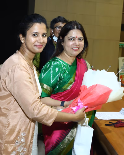 Portrait of Smt. Meenakshi Lekhi supporting Aakar Social Ventures