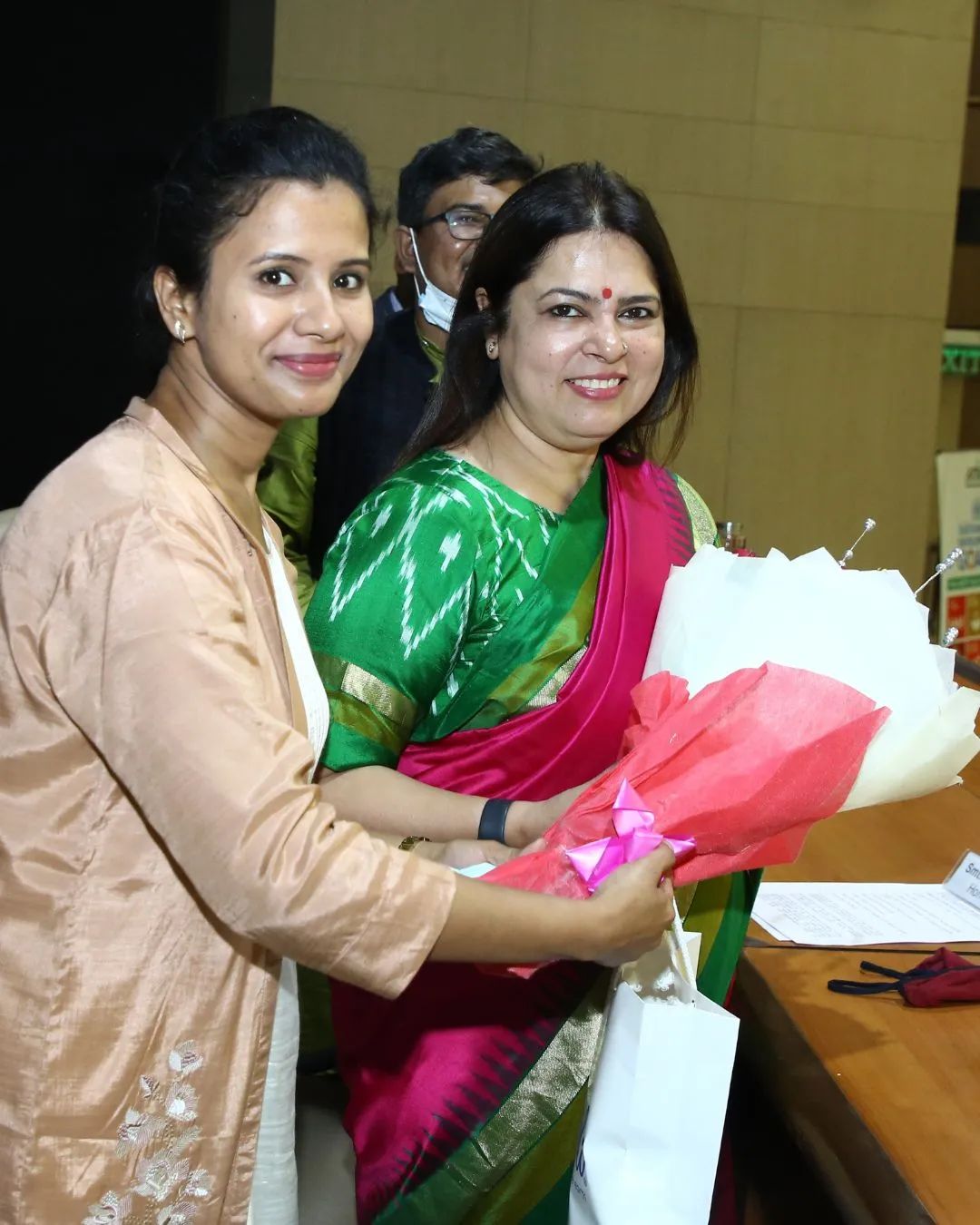 Portrait of Smt. Meenakshi Lekhi supporting Aakar Social Ventures